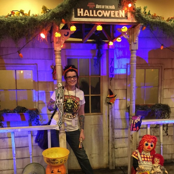 Meet your Posher, Living Dead Girl Nicole - Picture 3 of 15